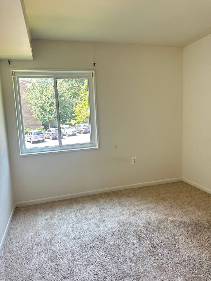 1441 Northgate Sq - Photo 6 of 13