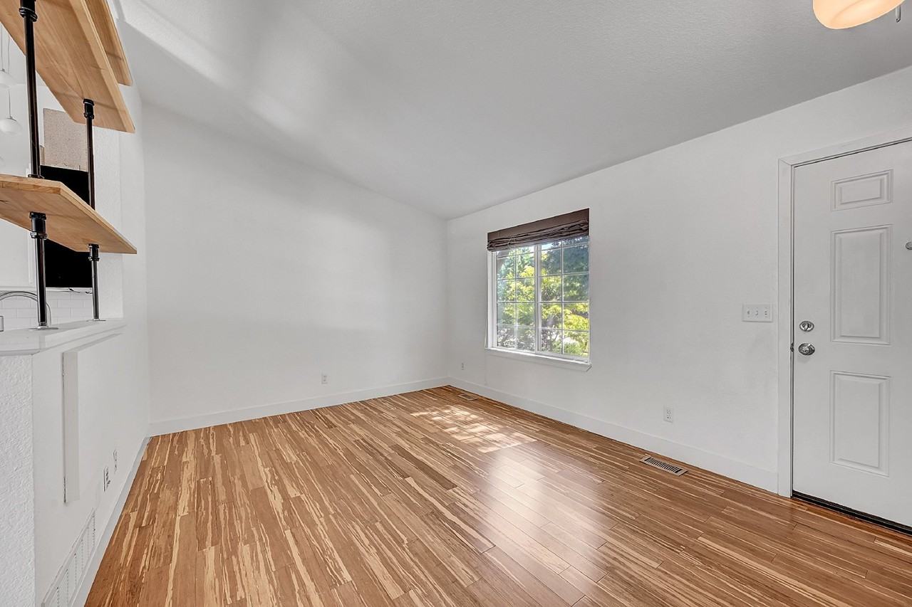 1560 Bain Dr - Photo 5 of 39