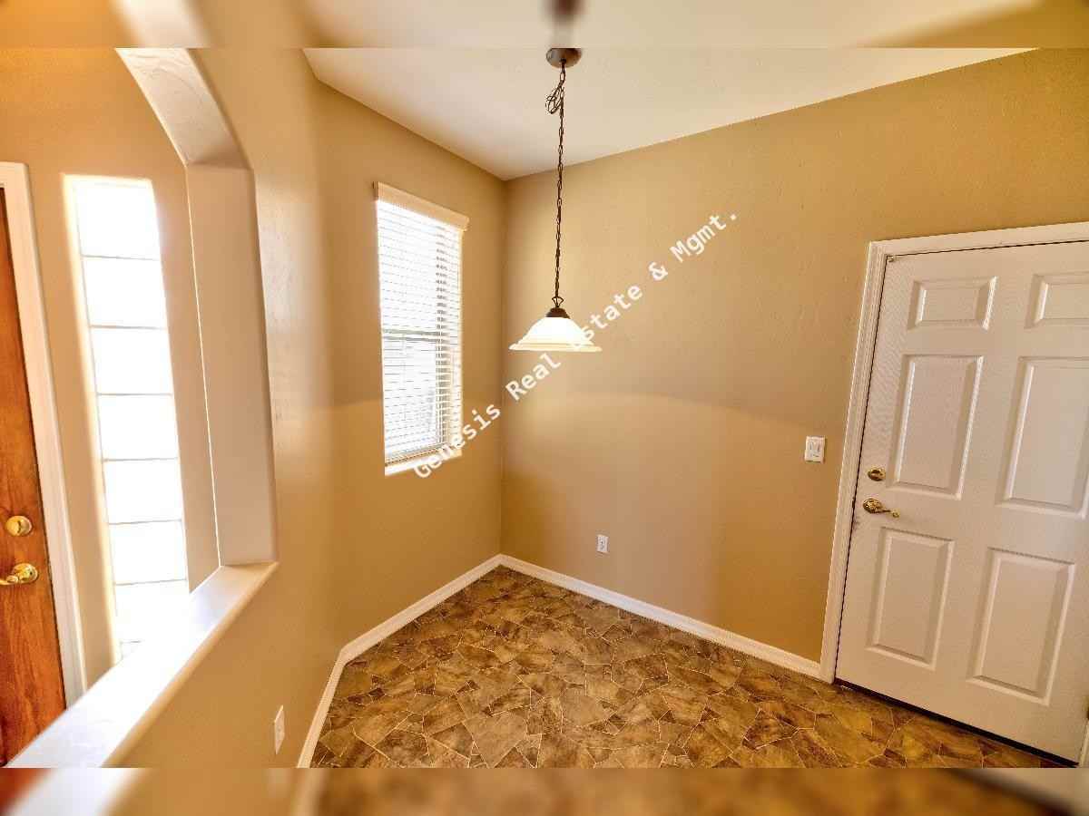 606 W Woodfield Ct - Photo 4 of 37