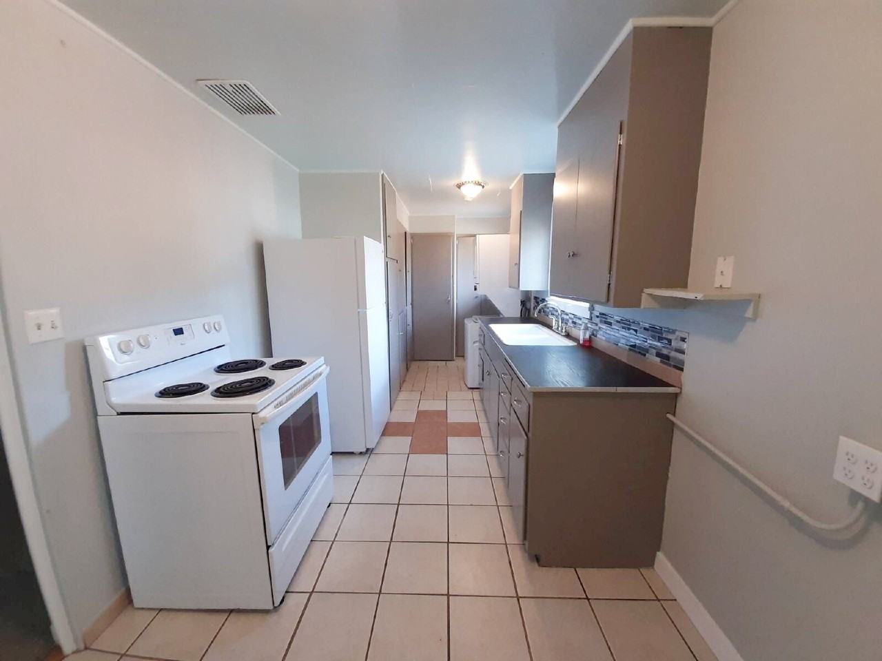 113 E Hilliard Ln - Photo 5 of 19