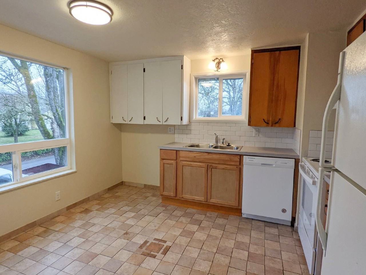 110 1/2 E Hillcrest Dr - Photo 4 of 10