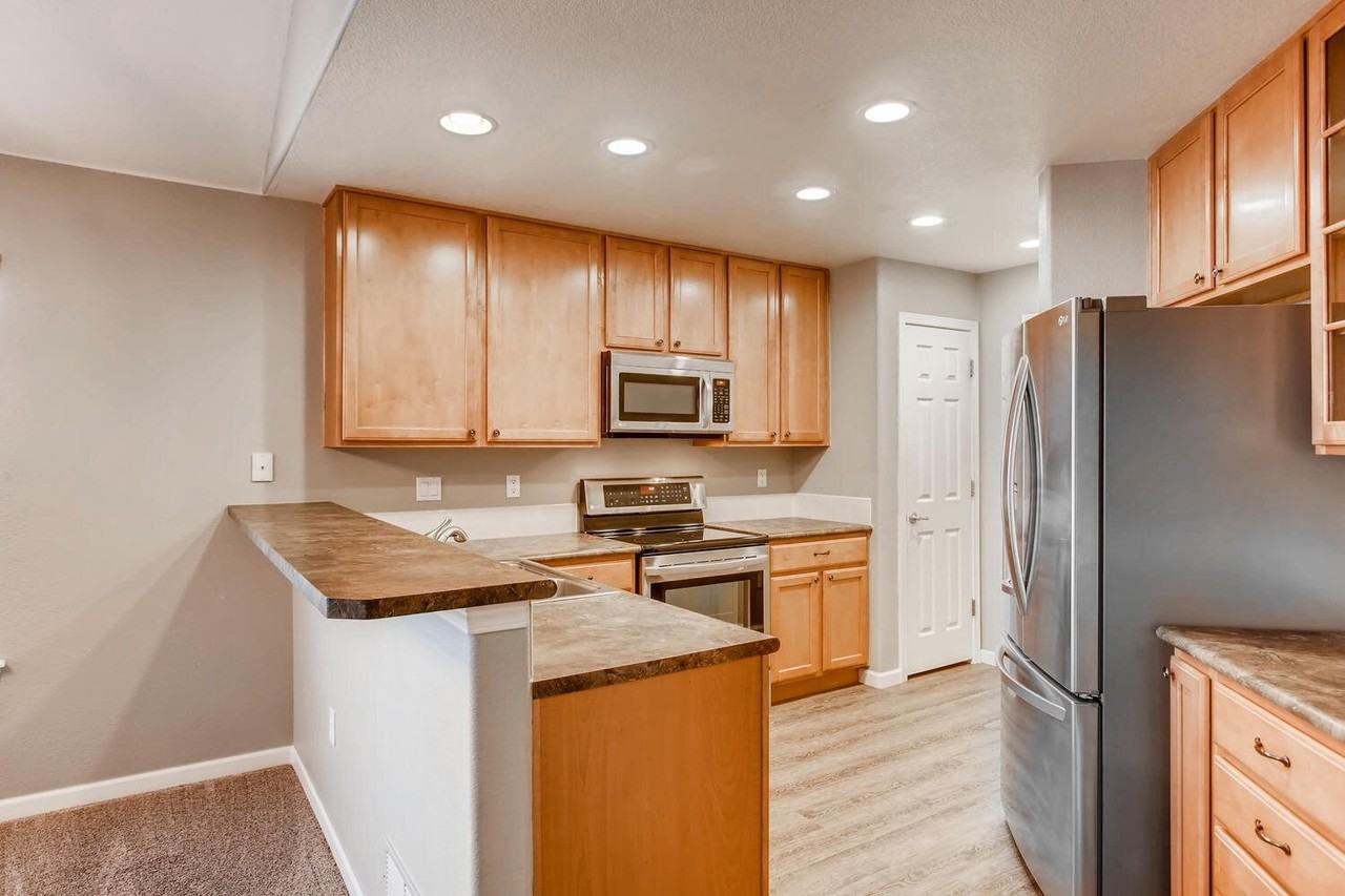 7604 S Quemoy St - Photo 7 of 30