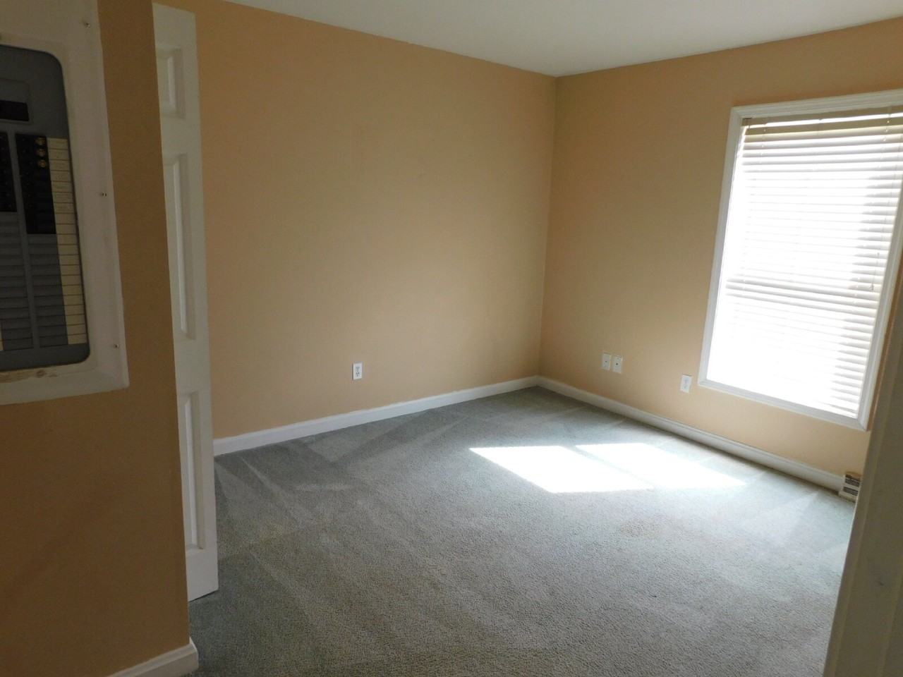 837 Jefferson St - Photo 7 of 8