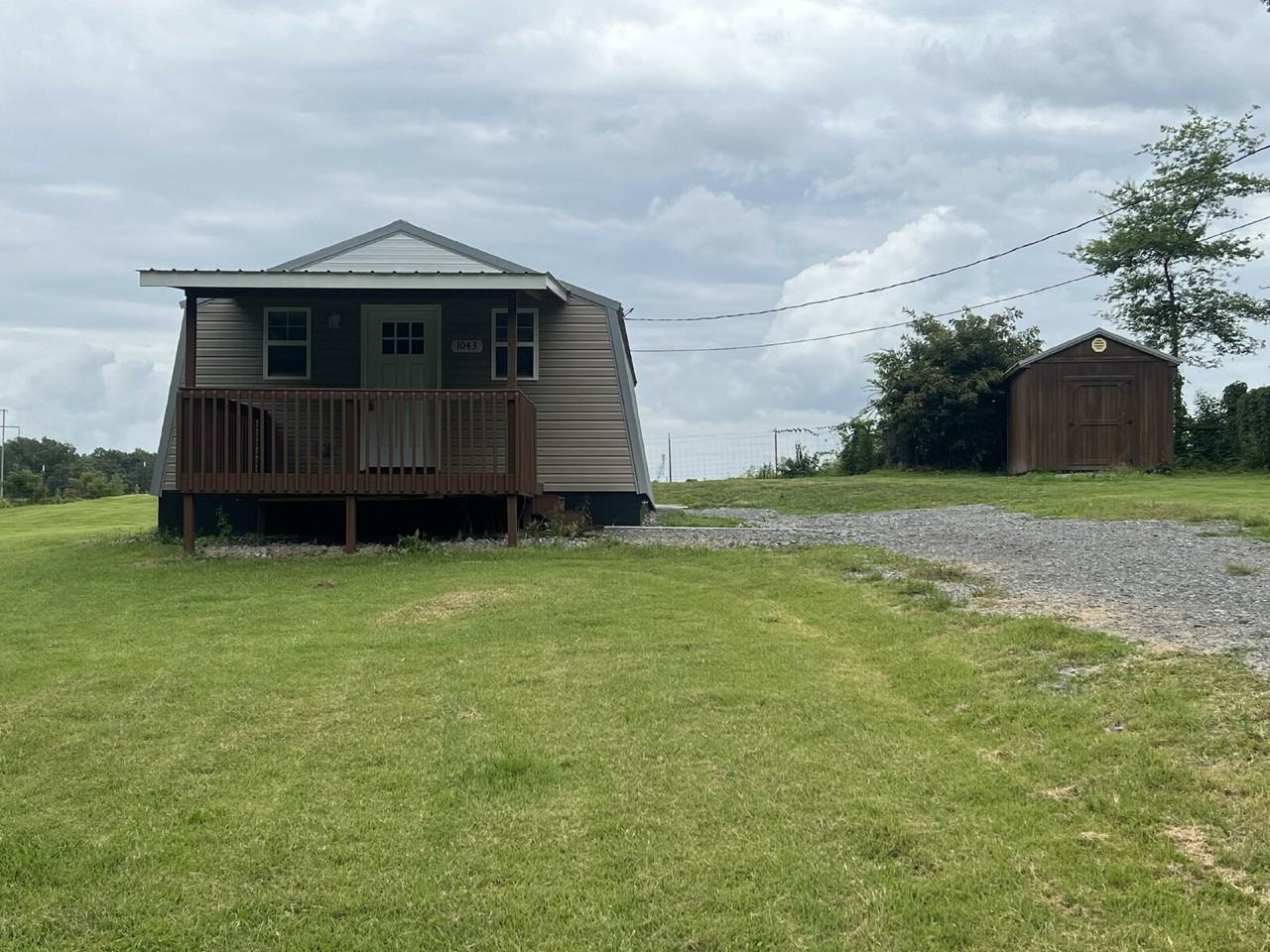 1043 Ross Ln - Photo 2 of 17
