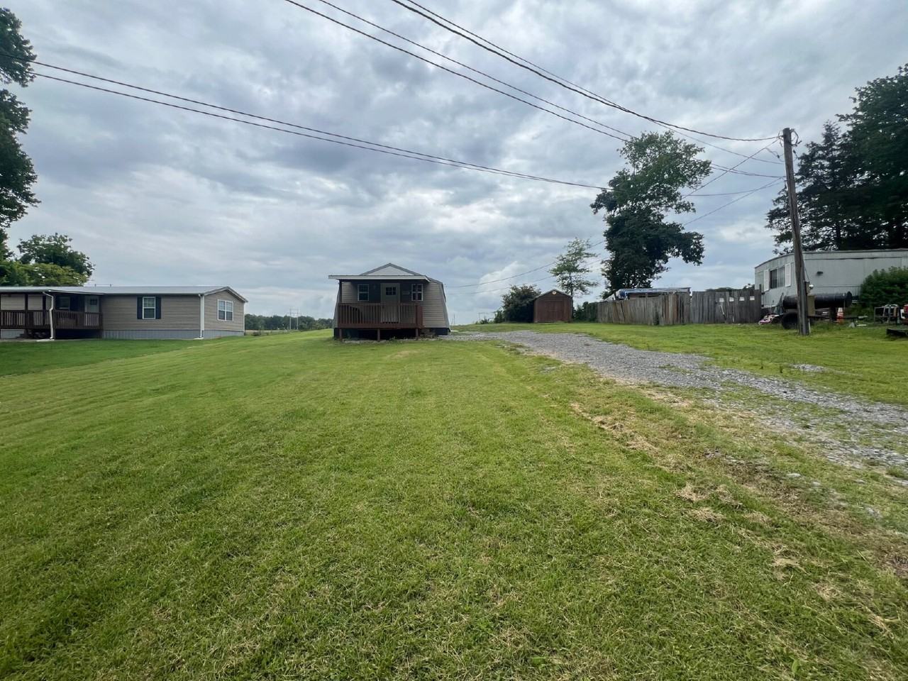 1043 Ross Ln - Photo 3 of 17