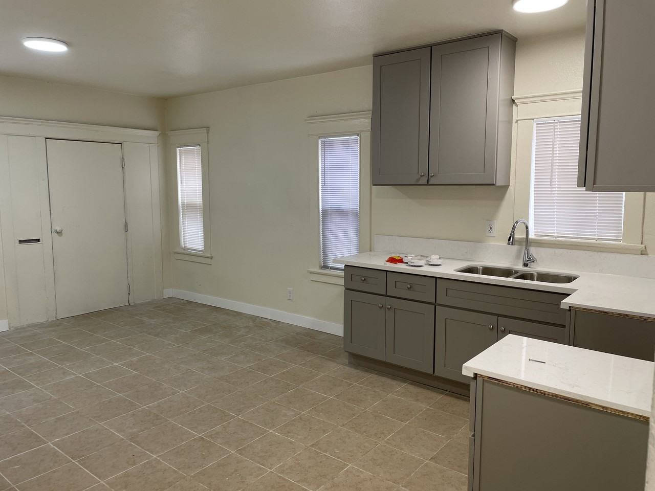 1012 W 60th St #1012 - Photo 2 of 13