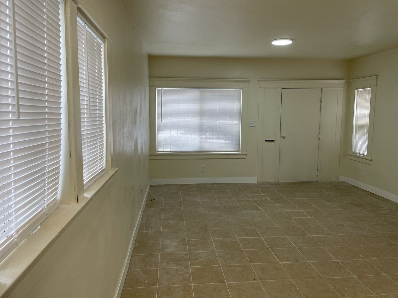 1012 W 60th St #1012 - Photo 3 of 13