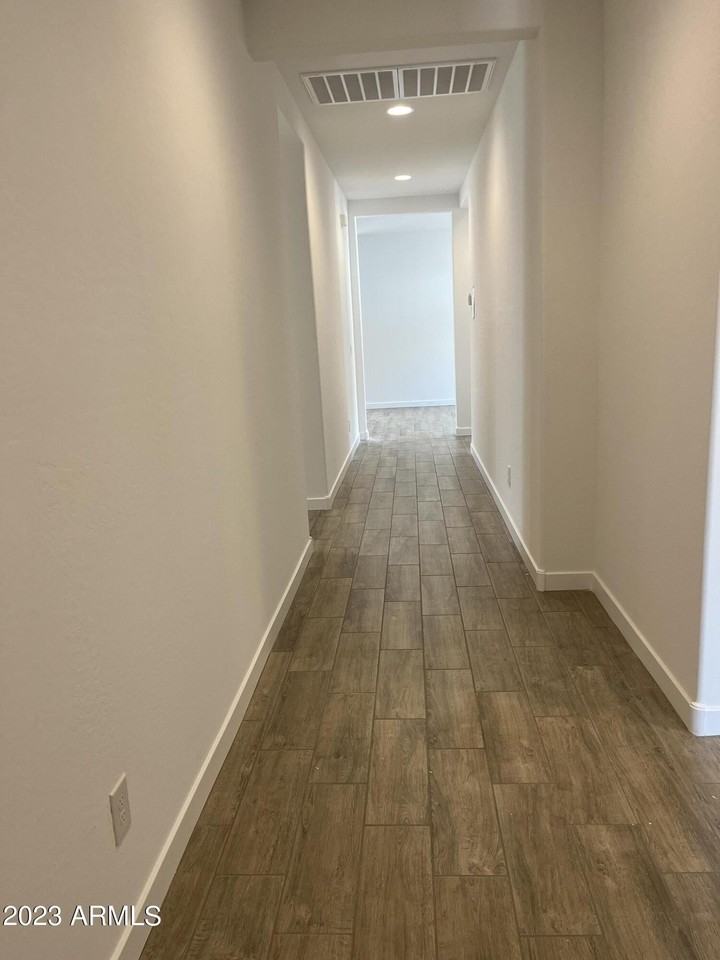 11148 W Parkway Dr - Photo 4 of 22