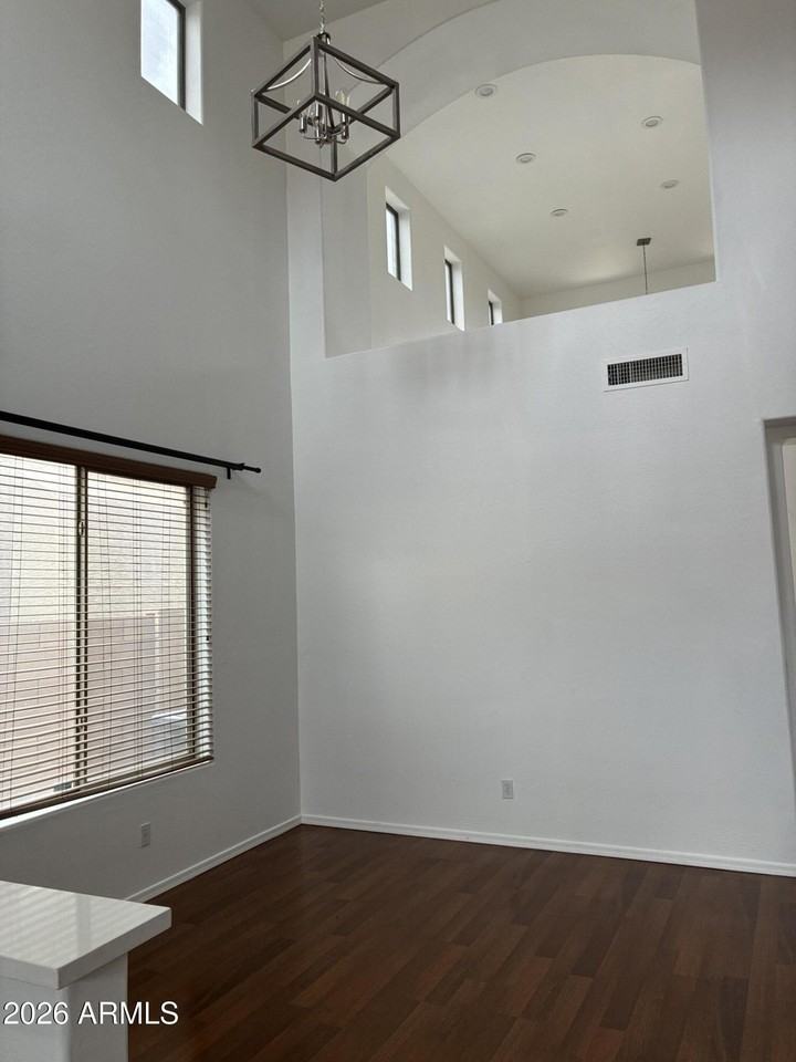2741 W Redwood Ln - Photo 4 of 24