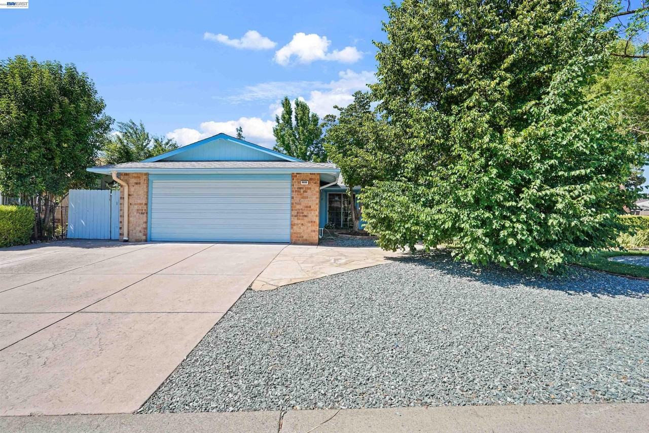 9699 Rudway Ct - Photo 3 of 40