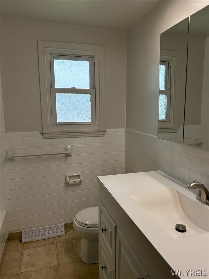 210 Meadowlawn Rd - Photo 3 of 8