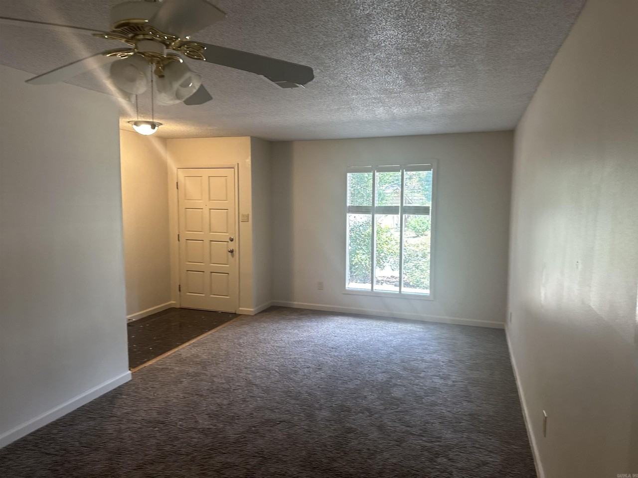 820 N Shackleford Rd - Photo 2 of 14