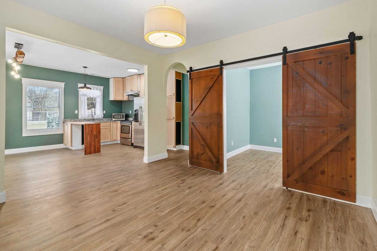 1607 E 50th St - Photo 5 of 35
