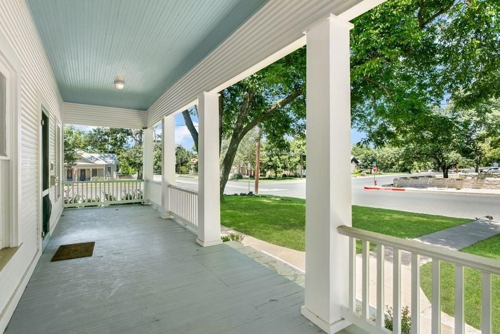 112 N Acorn St - Photo 3 of 34