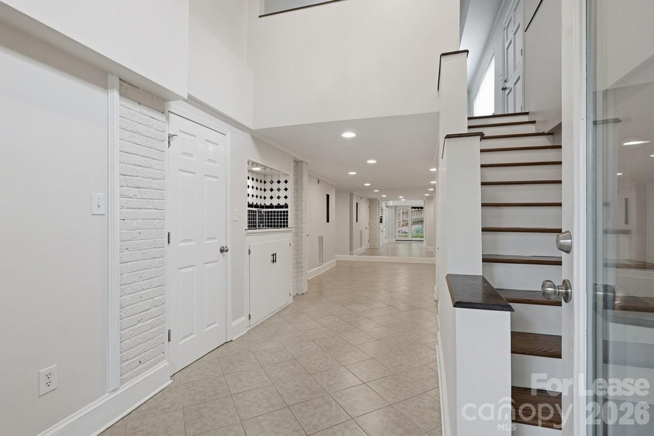2525 Runnymede Ln - Photo 4 of 22