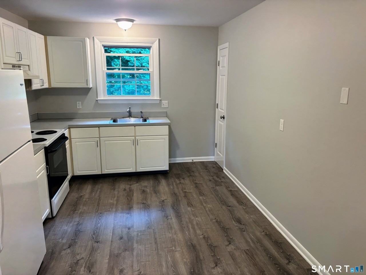 8 Canterbury Ln #2 - Photo 3 of 12