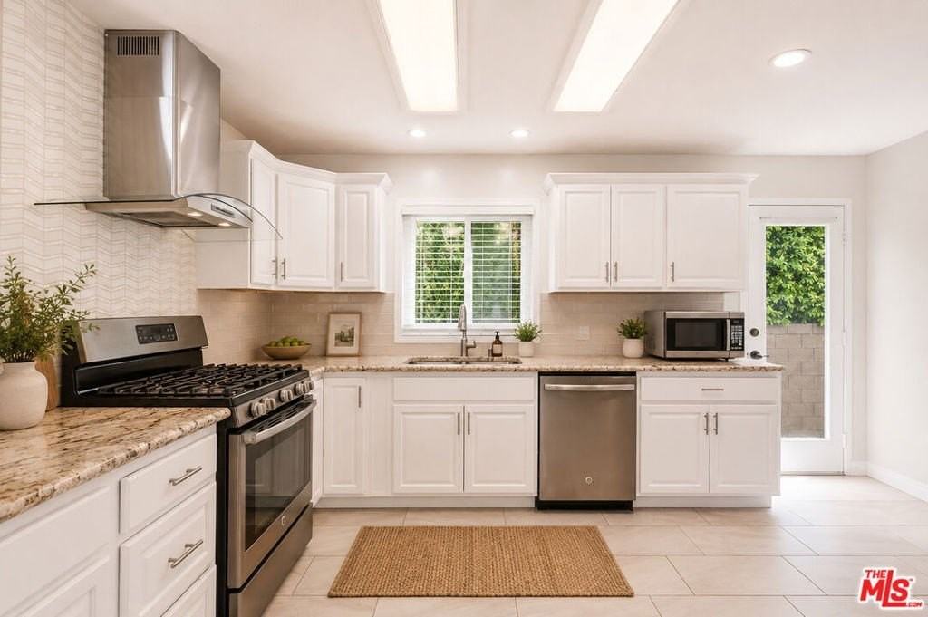 6035 Fallbrook Ave - Photo 3 of 12