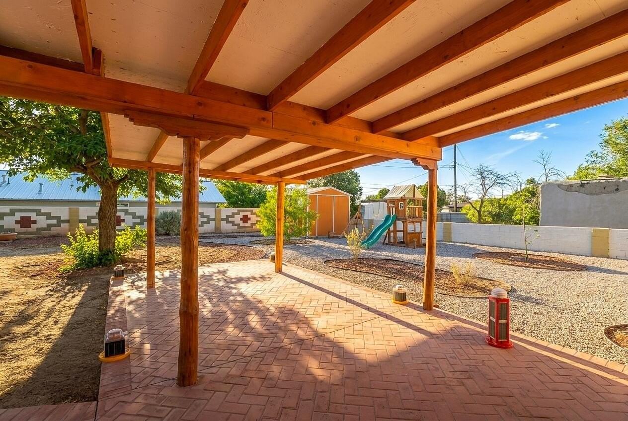 4712 Delamar Ave Ne - Photo 7 of 32