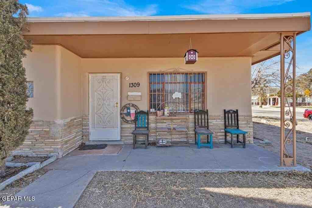1309 Zuni Pl - Photo 3 of 17