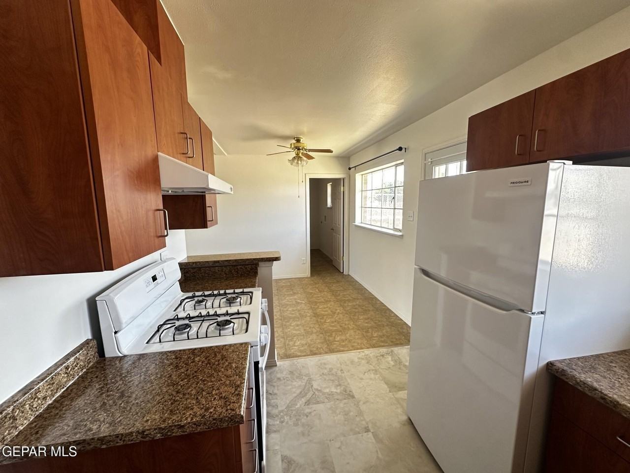 5719 Bainbridge Ave - Photo 4 of 15