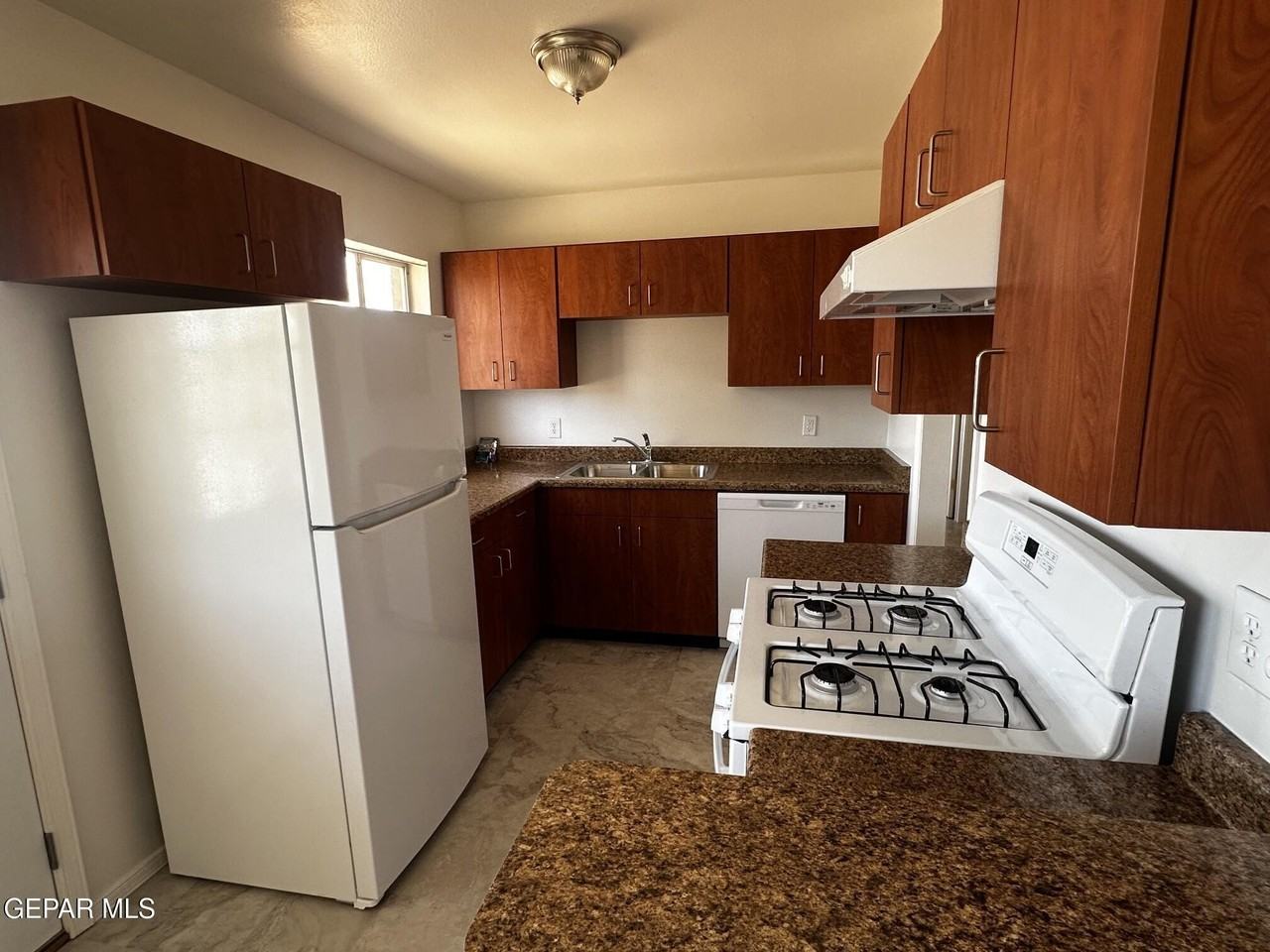 5719 Bainbridge Ave - Photo 5 of 15
