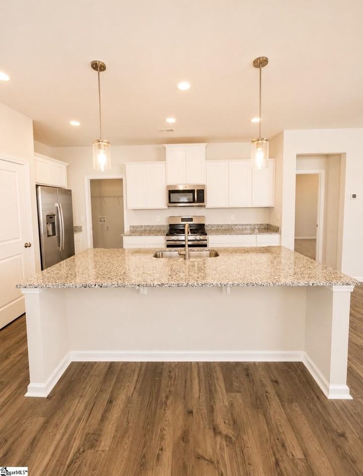 601 Poinsett Bridge Way - Photo 4 of 20