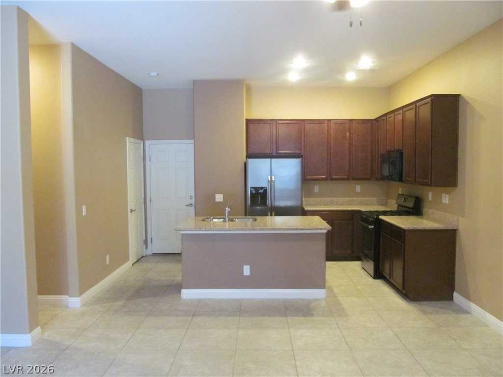 7560 Nicklin St - Photo 4 of 25