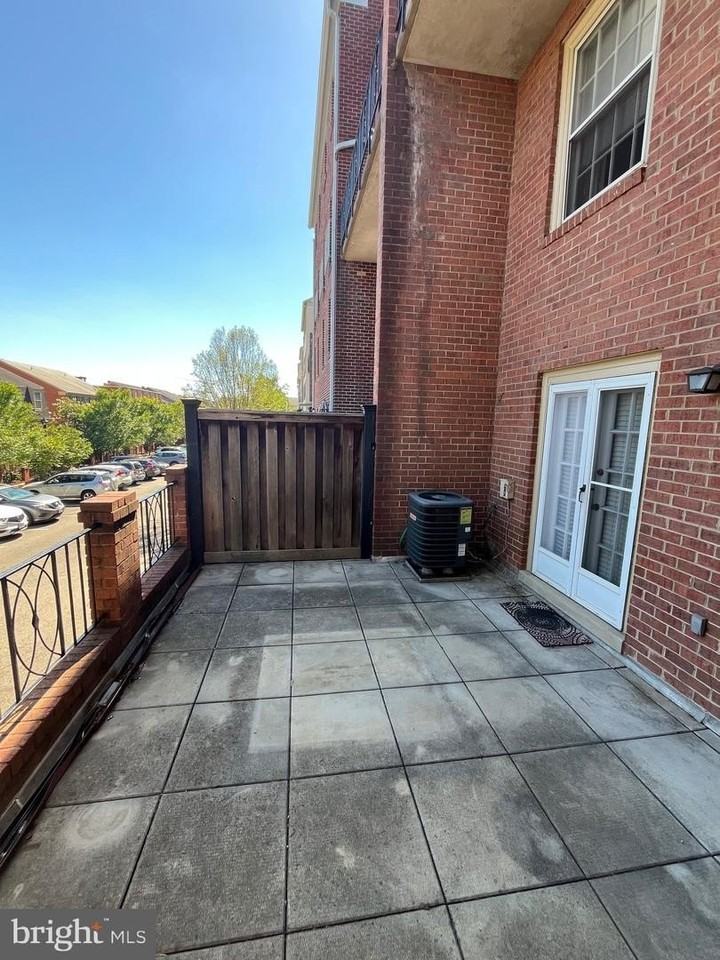 1676 Beekman Pl Nw - Photo 4 of 37