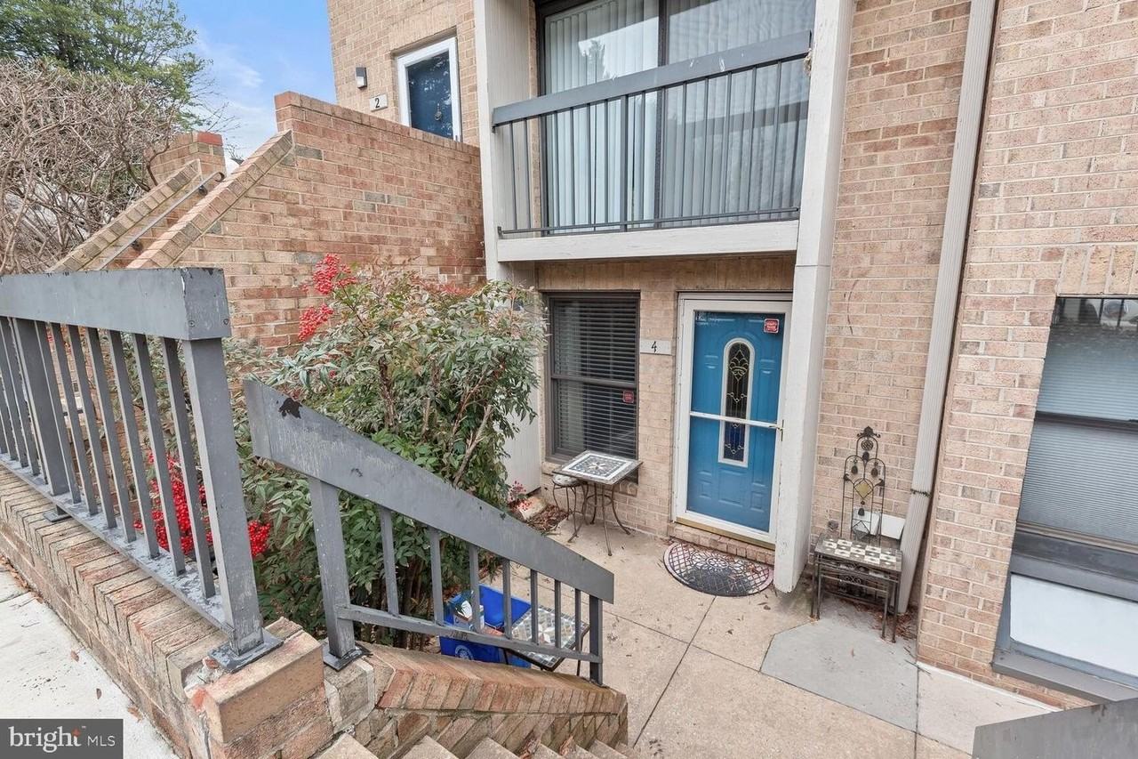 4 Dudley Ct - Photo 3 of 34