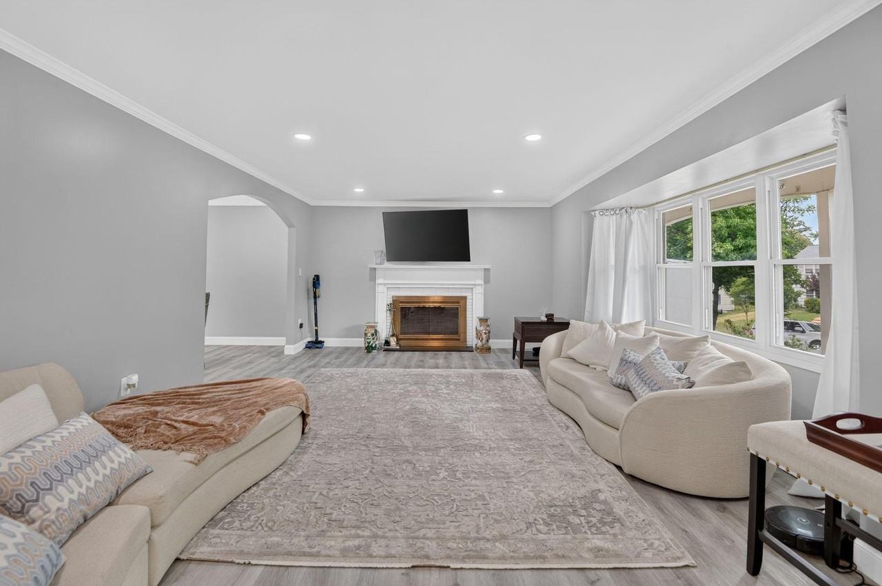 12420 Seabury Ln - Photo 2 of 50