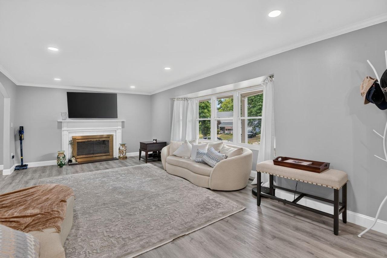 12420 Seabury Ln - Photo 3 of 50
