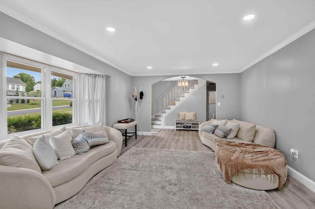 12420 Seabury Ln - Photo 4 of 50