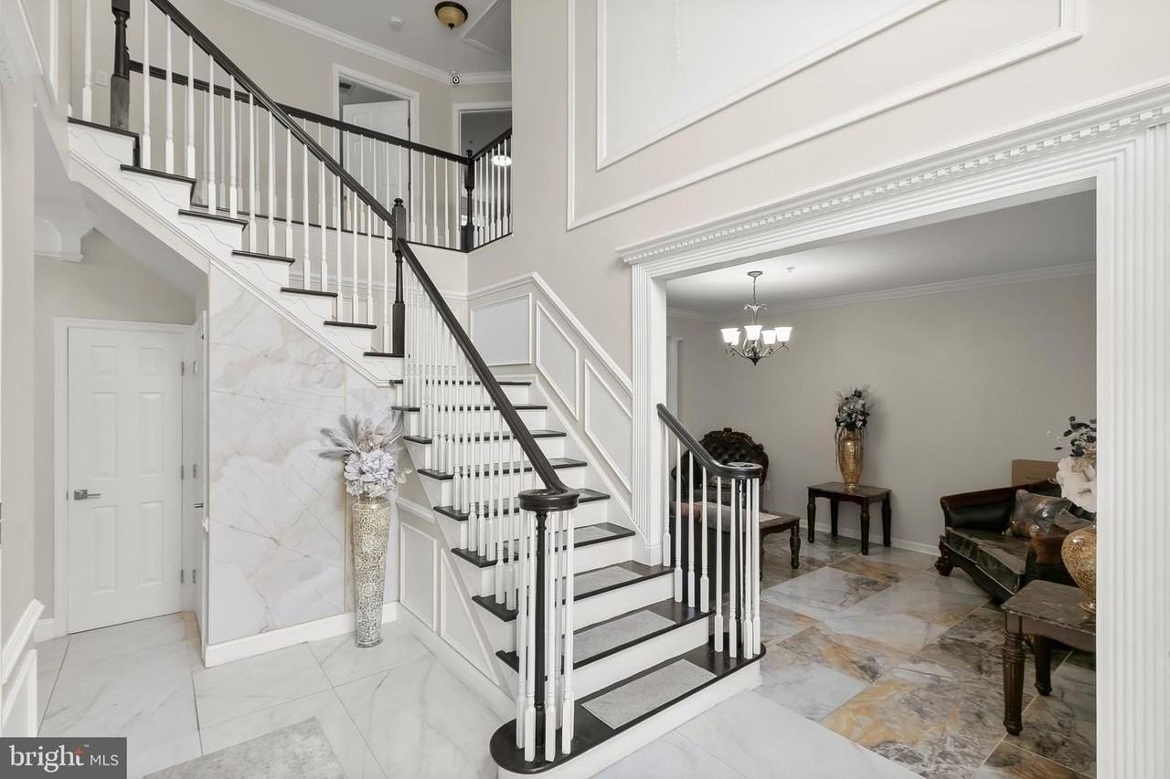 7202 Exbury Ct - Photo 4 of 50