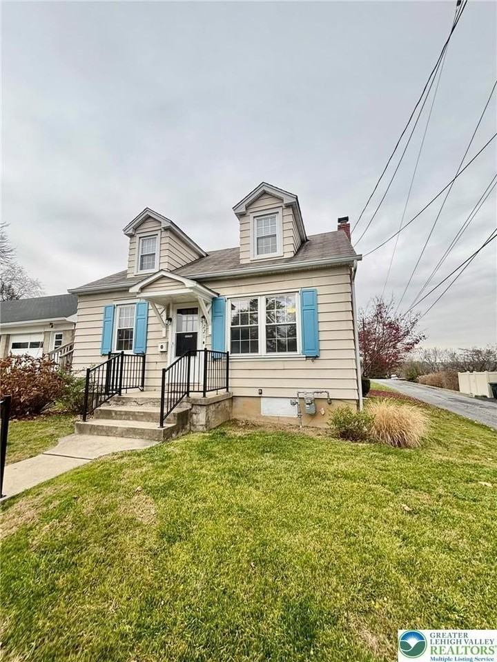 221 E Chestnut St - Photo 2 of 13