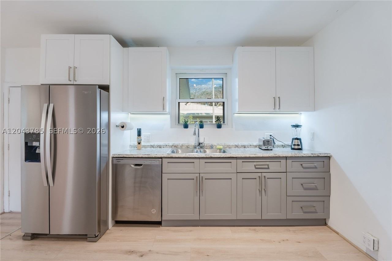 820 Sw 26th Rd - Photo 4 of 29