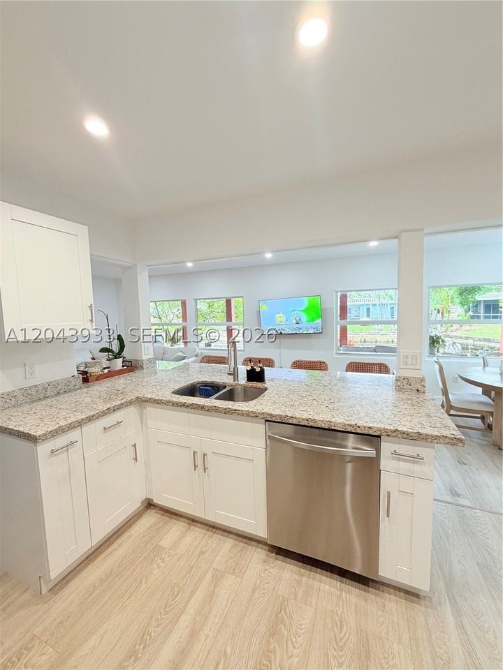 3430 Nw 21st Ave #3430 - Photo 4 of 17