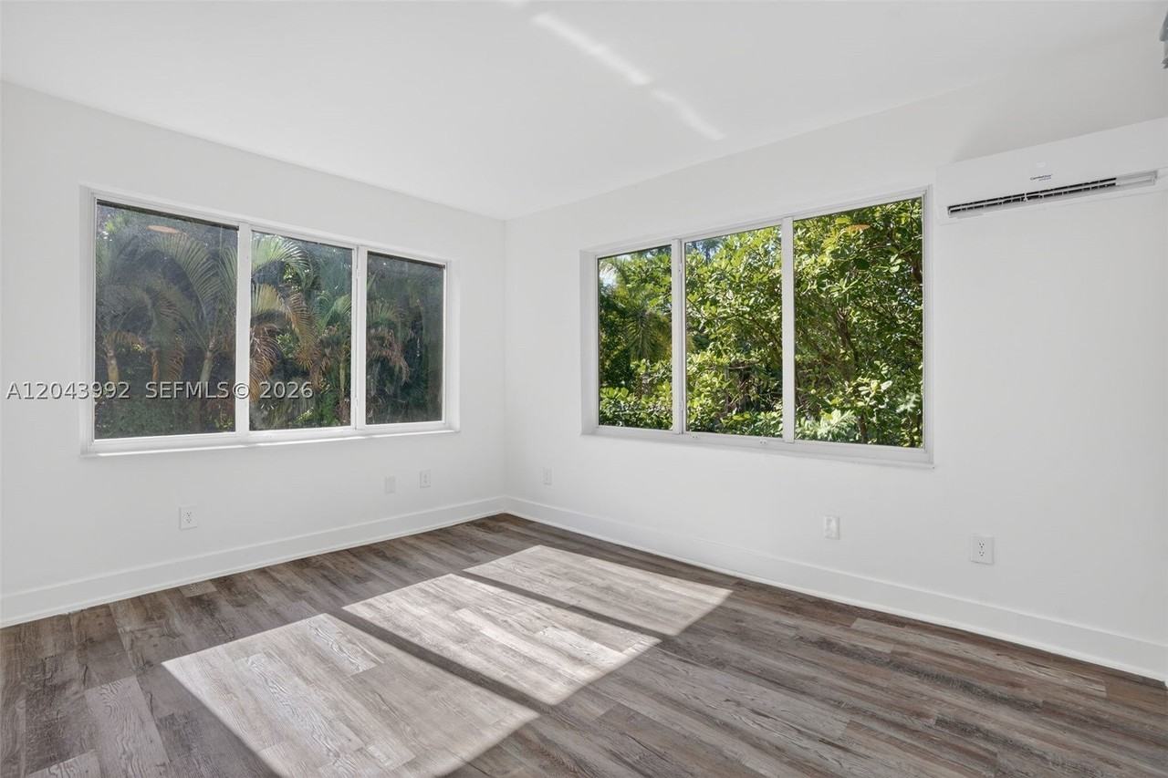 1630 Sw 10th St #5 - Photo 3 of 12