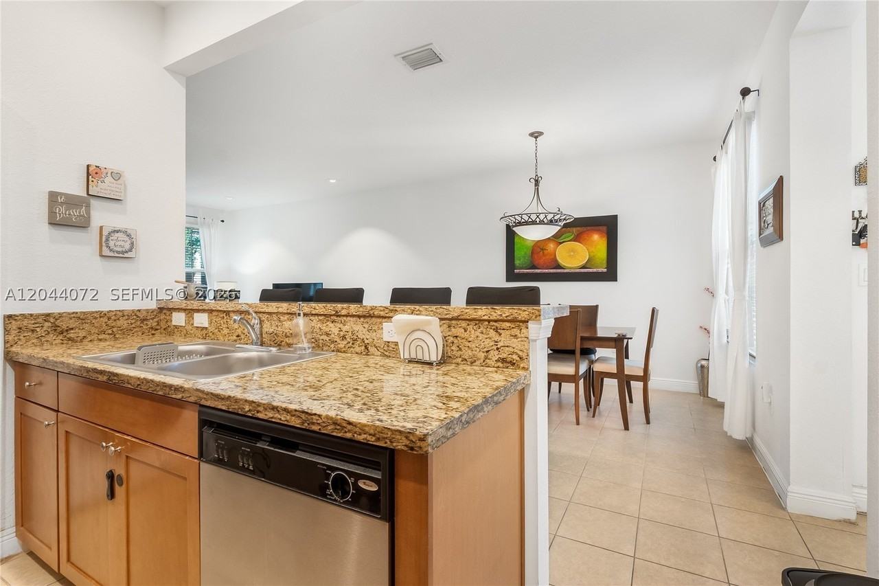 1119 Sw 147th Ave - Photo 5 of 37