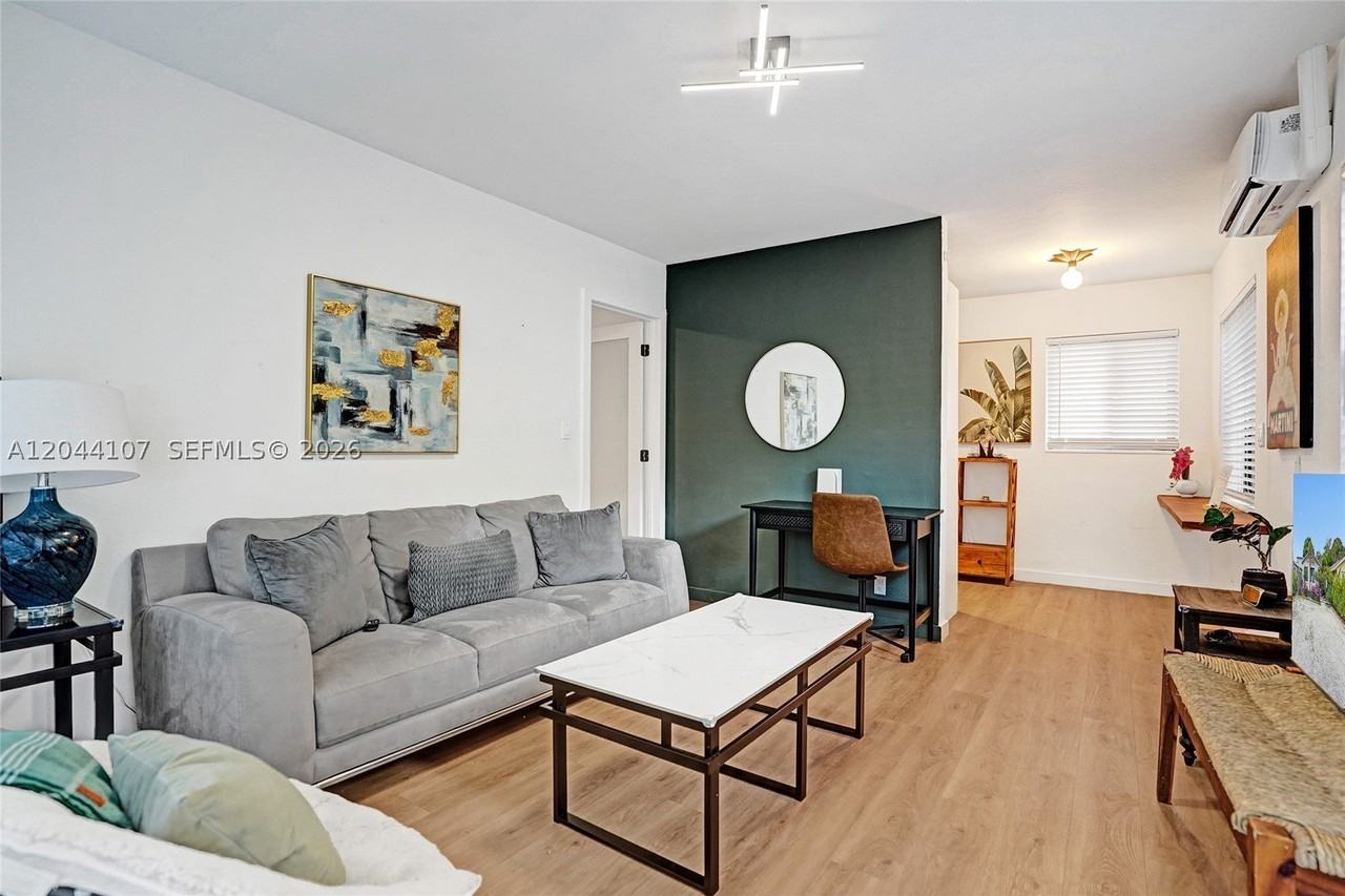 754 Ne 40th St #C - Photo 3 of 20