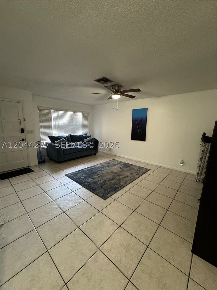 3608 Nw 104th Ave #E - Photo 4 of 6