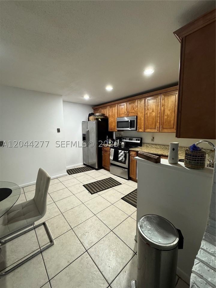 3608 Nw 104th Ave #E - Photo 5 of 6