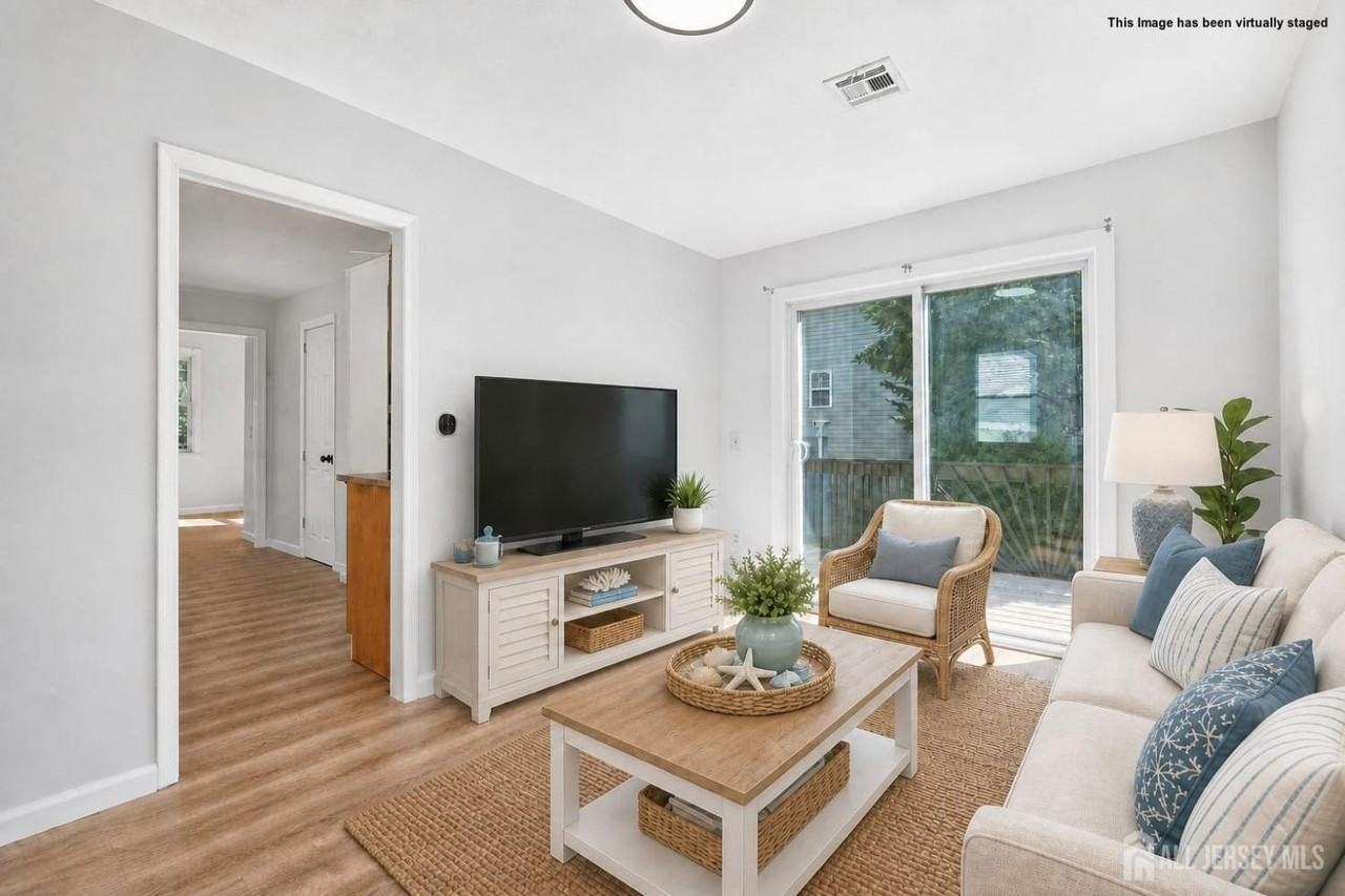 250 Brookside Ave - Photo 4 of 26