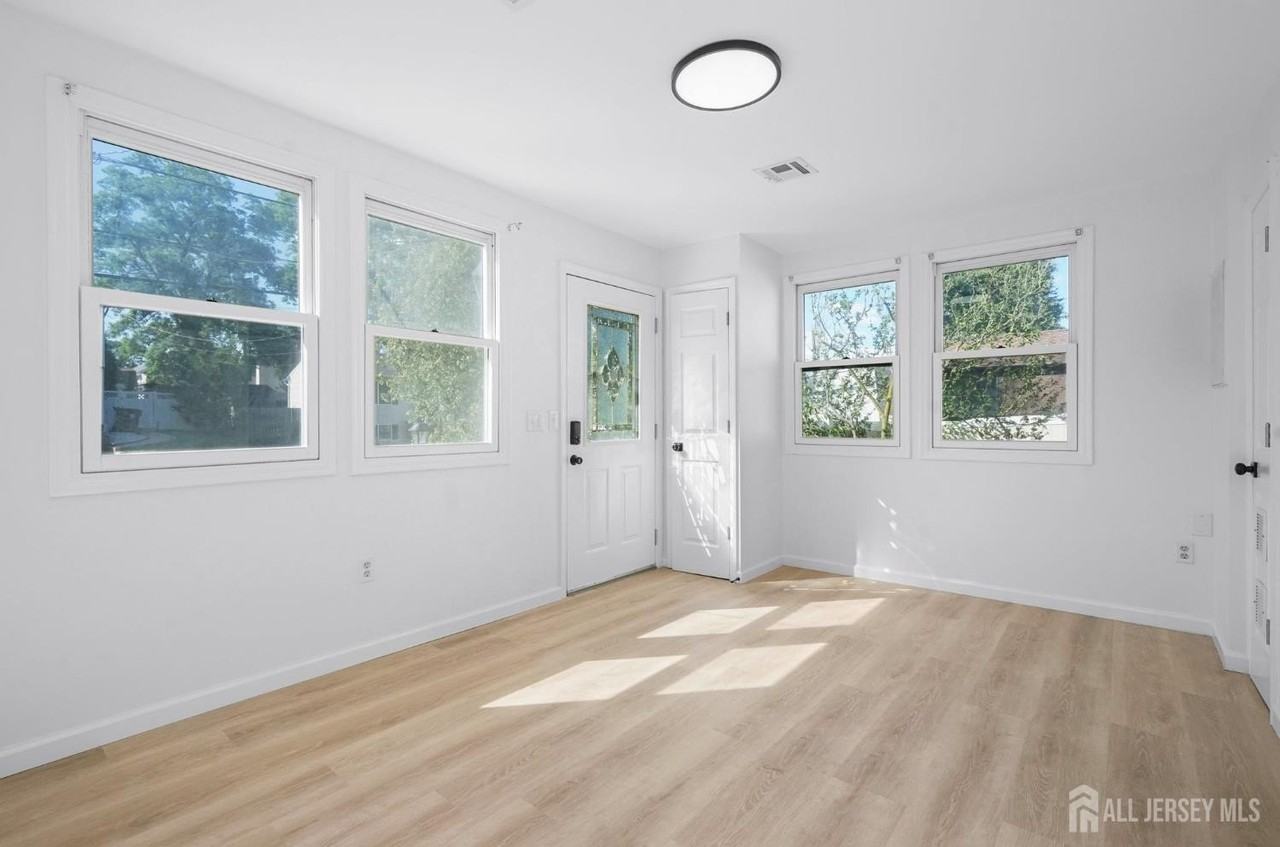 250 Brookside Ave - Photo 5 of 26