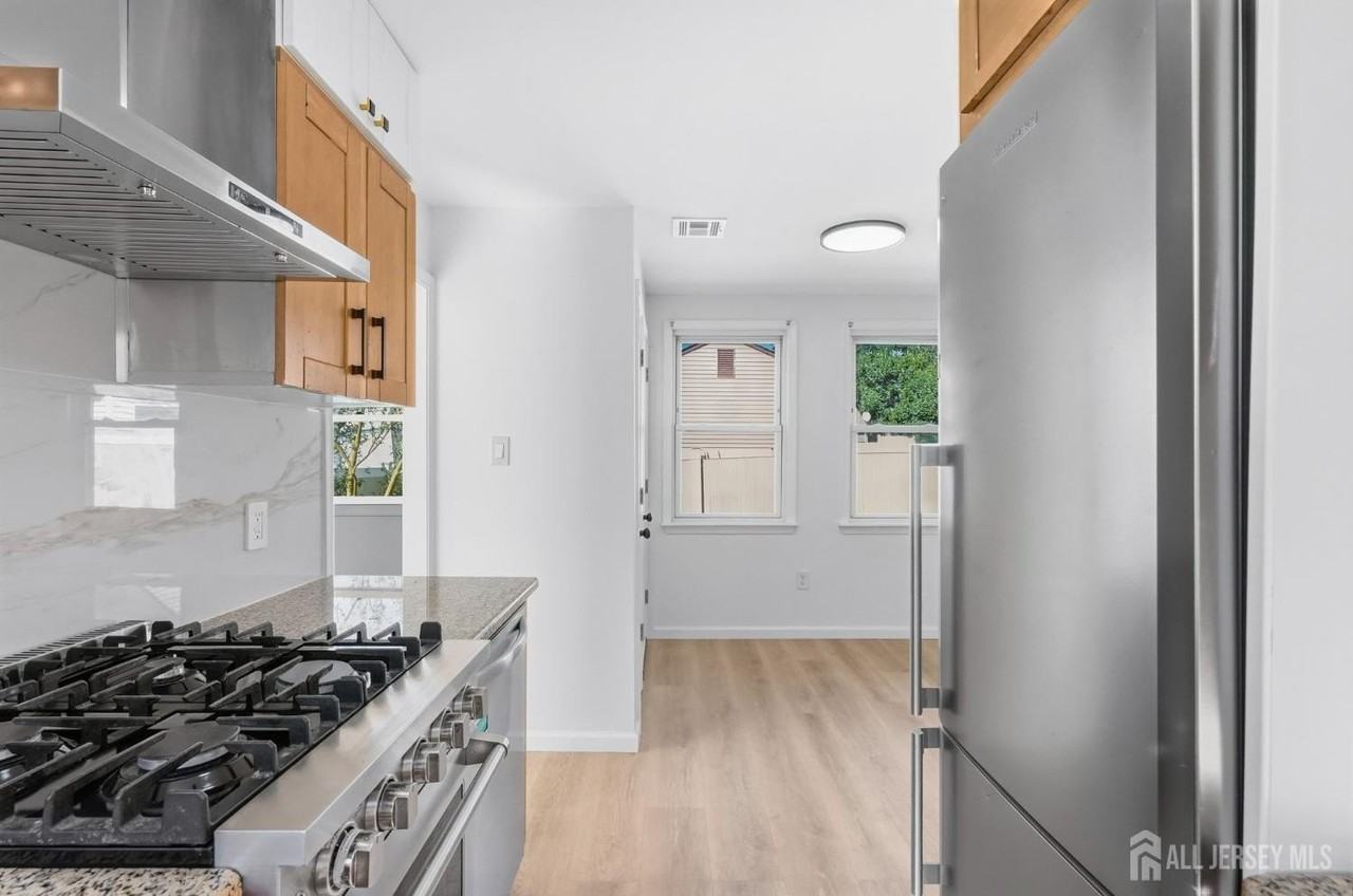250 Brookside Ave - Photo 7 of 26