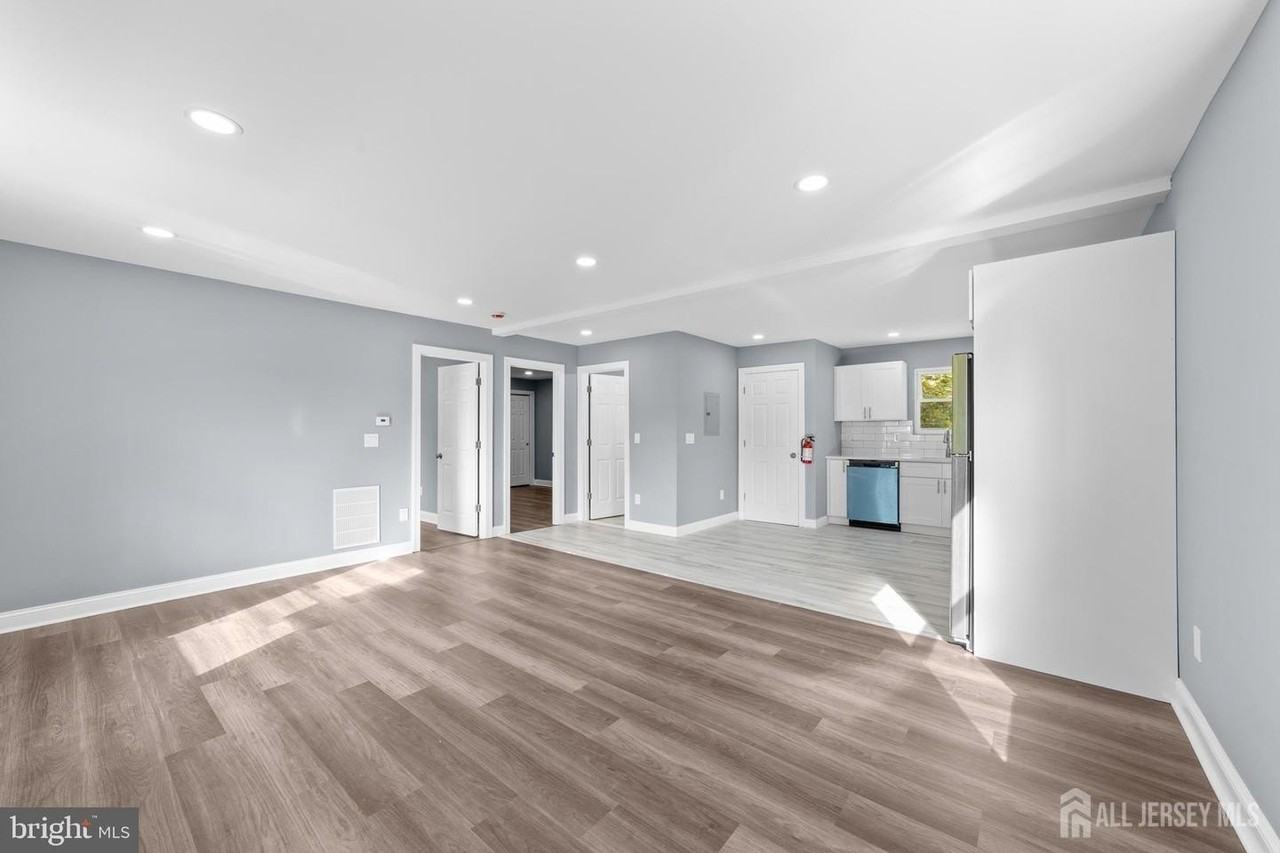 245 William St #C - Photo 2 of 11