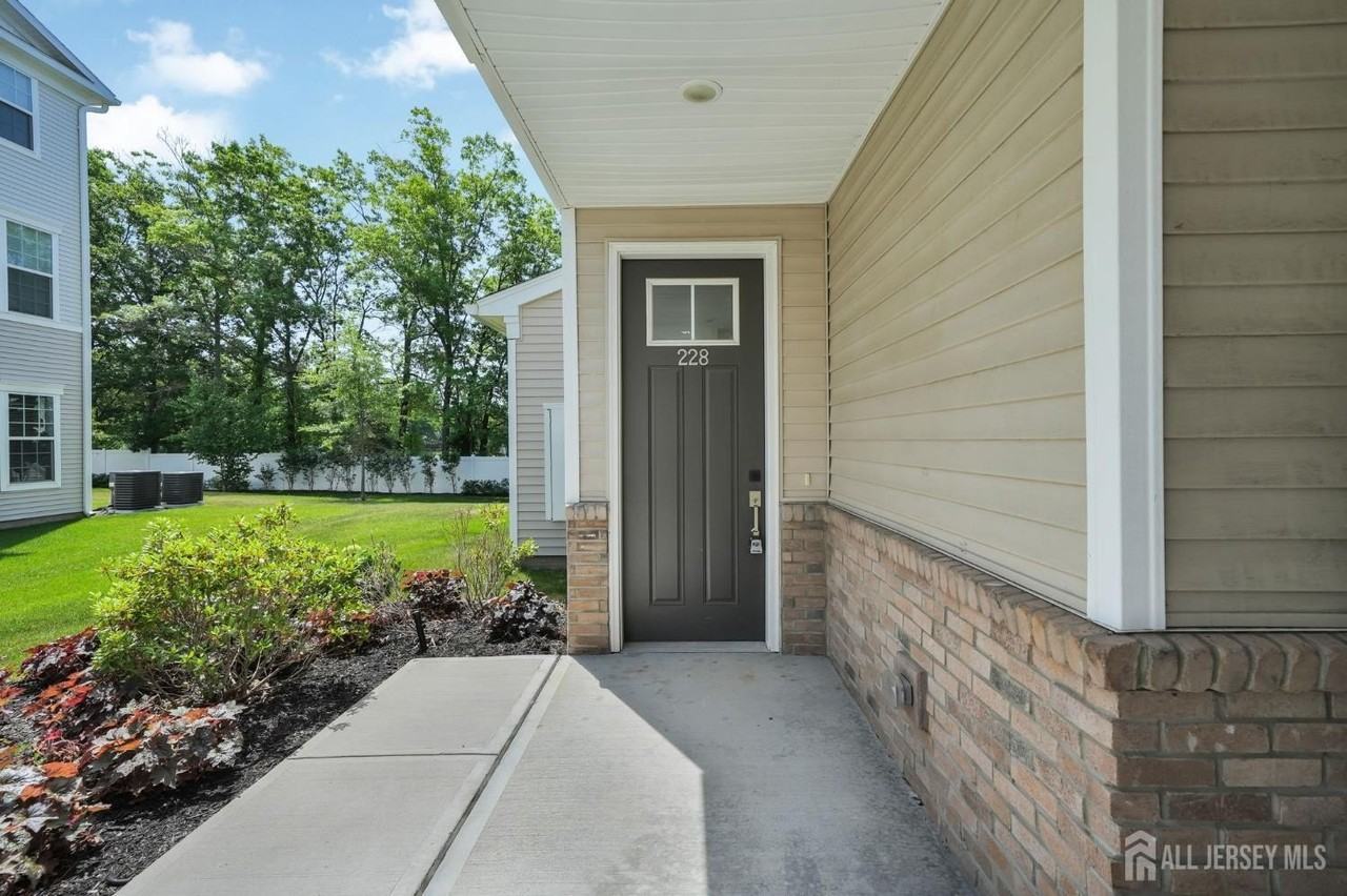 228 Park Ln - Photo 3 of 25