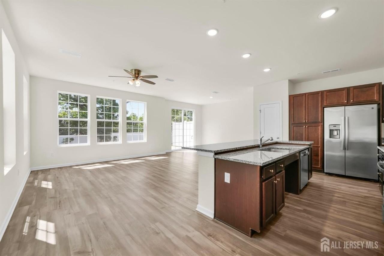 228 Park Ln - Photo 4 of 25