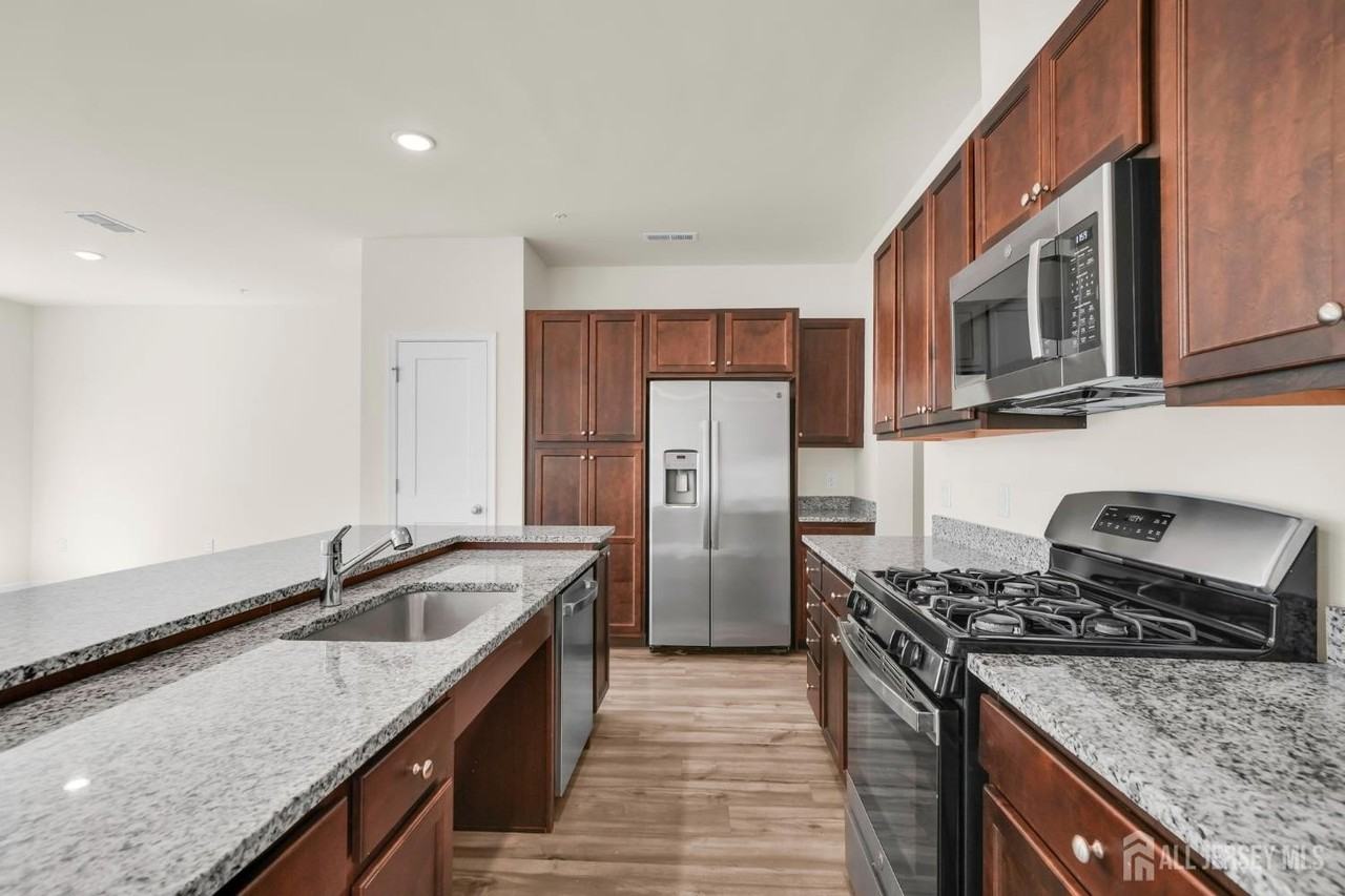 228 Park Ln - Photo 5 of 25