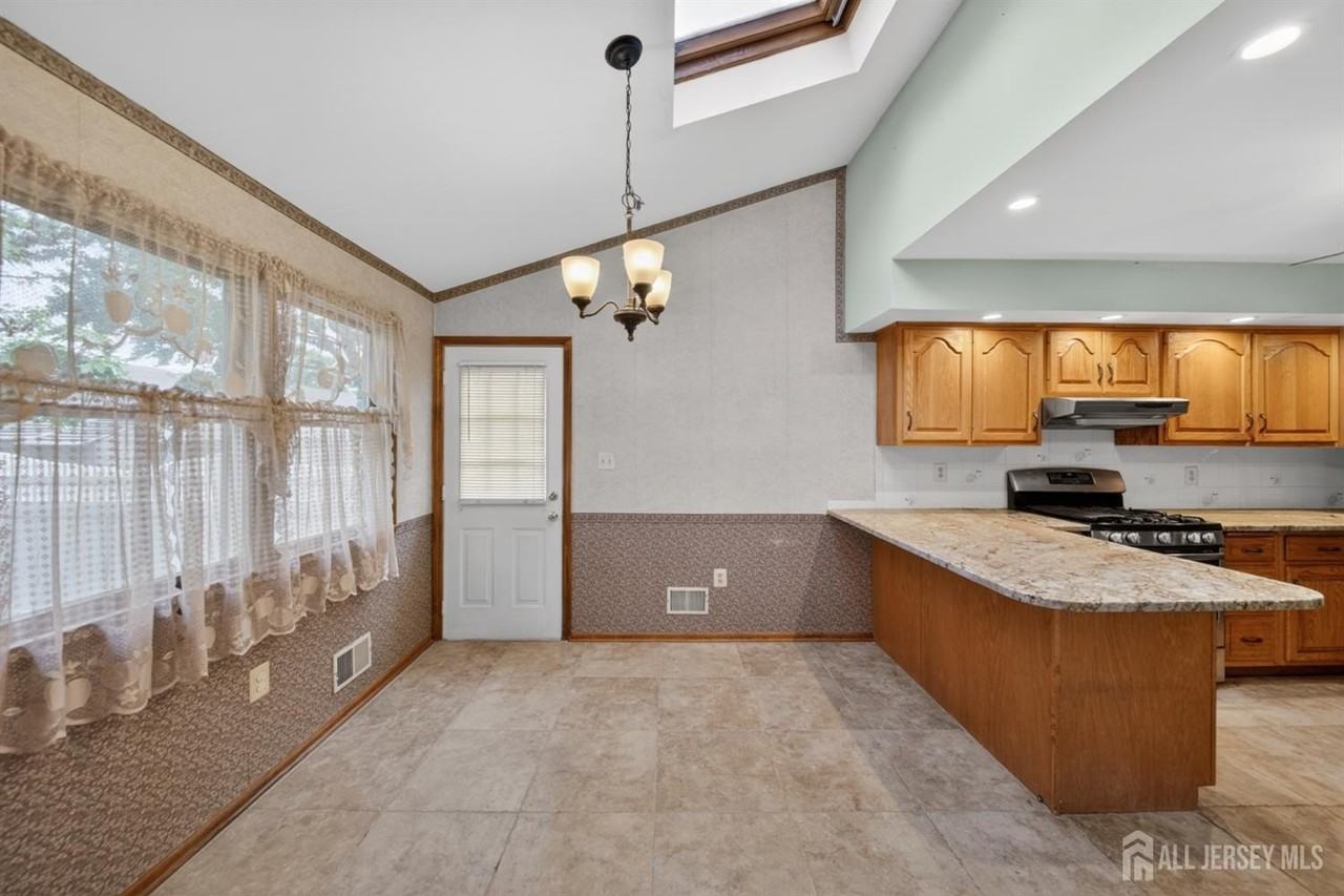 95 Pine St - Photo 4 of 39