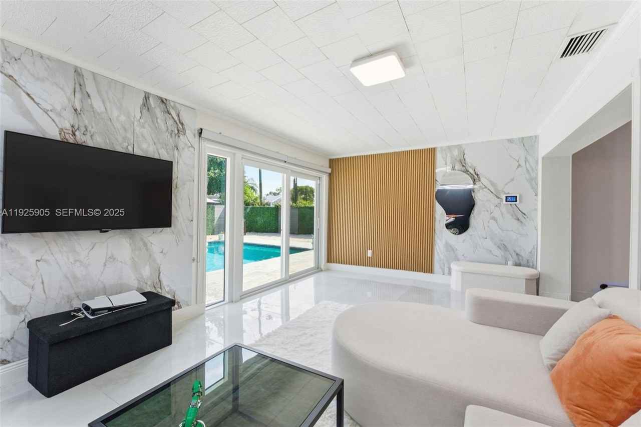 251 N 71st Ave - Photo 6 of 8